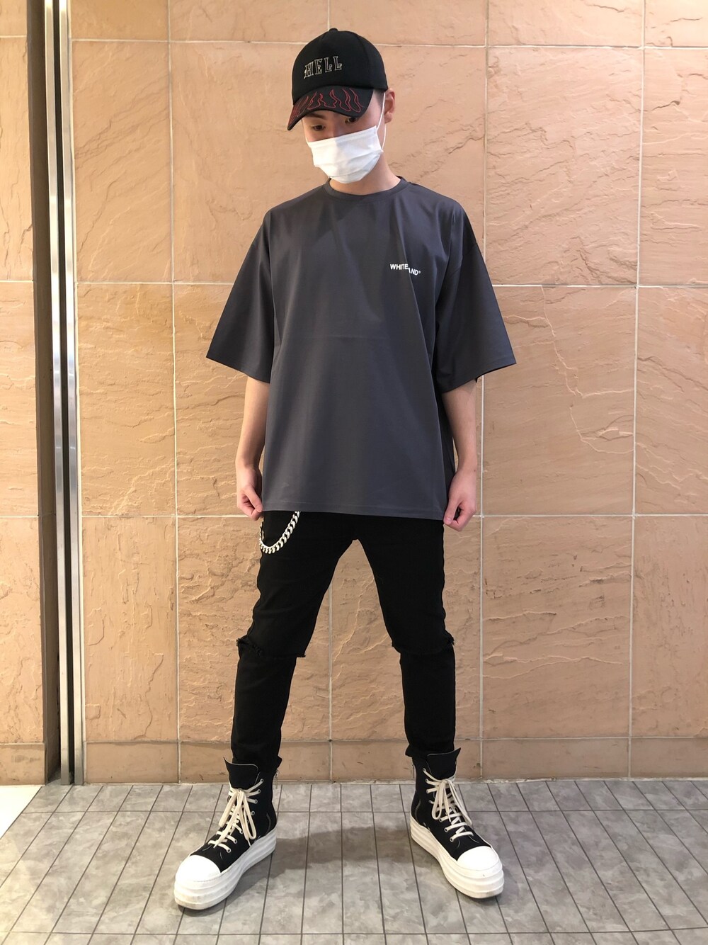 ブラック系のその他パンツ、ブラック系のデニムパンツ、ブラック系のその他パンツを着用したメンズの夏コーディネートの1枚目の写真