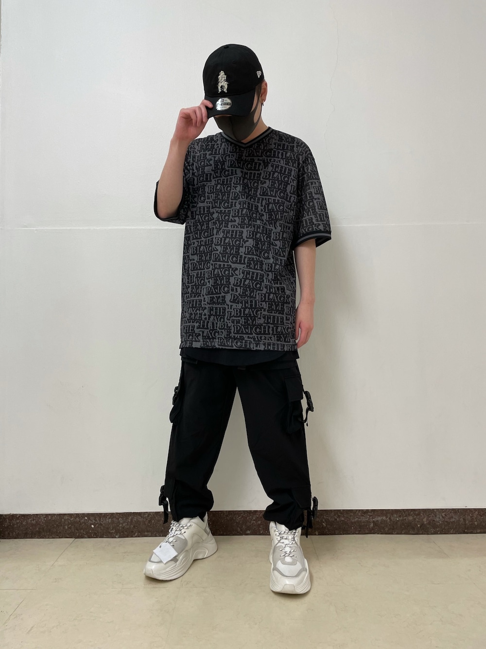 「ストリート、オールブラック、オーバーサイズ、カーゴパンツ、夏コーデ、blackeyepatch」｜「BlackEyePatchのアイテム（Tシャツ/カットソー、ブラック系）」を使った、ハヤカワカイさん（メンズ・173cm）の夏コーディネートの1枚目の写真