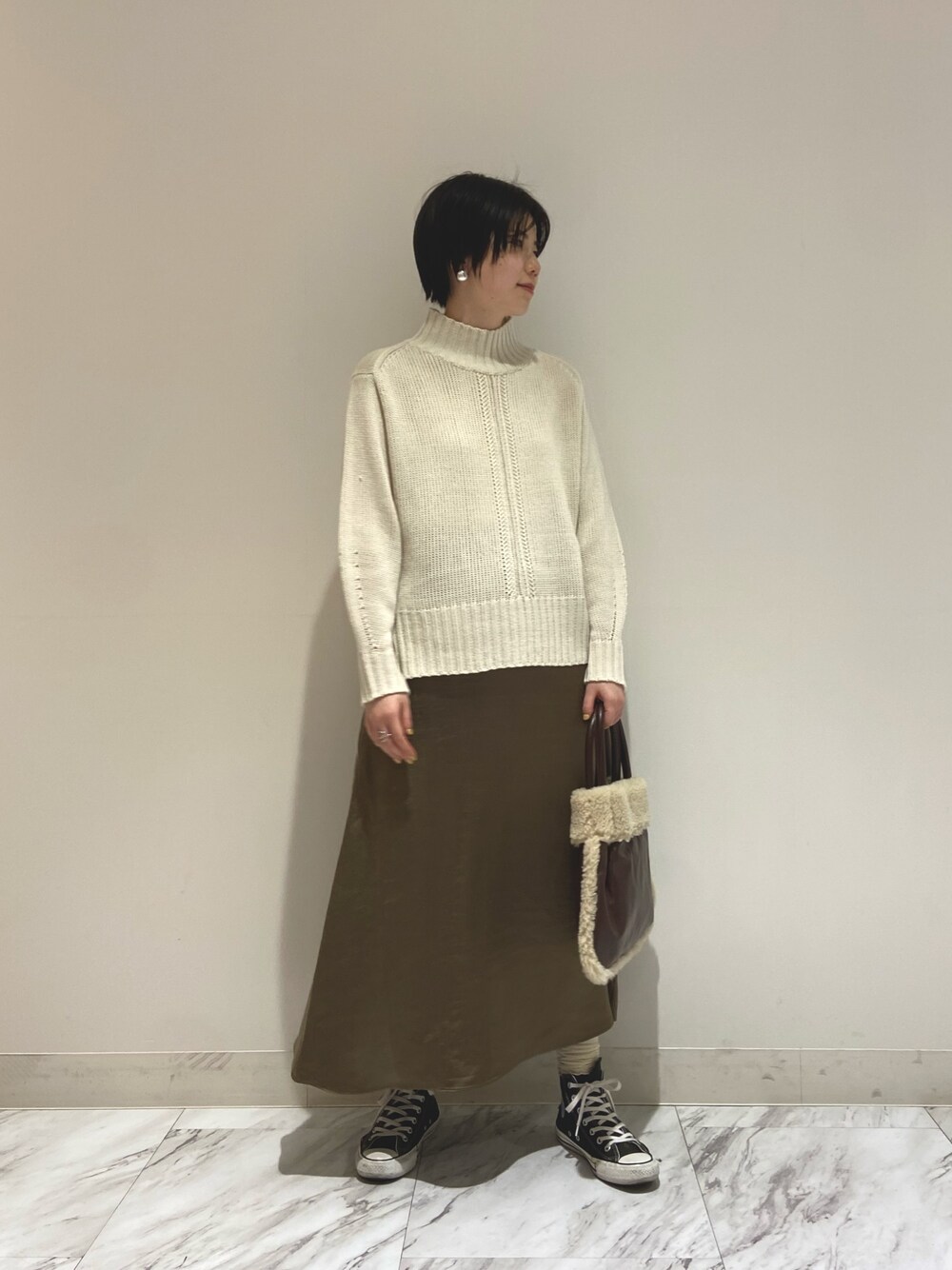 「大人コーデ、センスオブプレイス、SENSEOFPLACE、オトナ女子、高身長女子、スニーカーコーデ、ニット、おでかけコーデ」｜「SENSE OF PLACE by URBAN RESEARCHのセンターデザインハイネックセーター（ニット/セーター、ホワイト系）」を使った、MOMOKAさん（レディース・167cm）の冬コーディネートの1枚目の写真