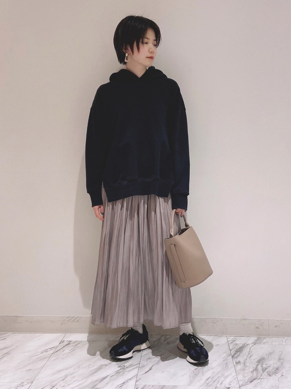 「カジュアルコーデ、SENSEOFPLACE、クリスマス、くすみカラー、おでかけコーデ、おしゃれさんと繋がりたい、センスオブプレイス」｜「SENSE OF PLACE by URBAN RESEARCHのスウェットパーカー（パーカー、ブラック系）」を使った、MOMOKAさん（レディース・167cm）の冬コーディネートの1枚目の写真