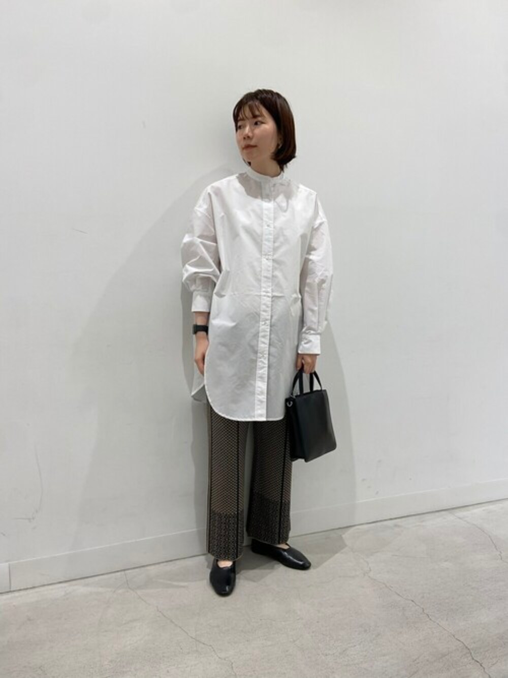 「SENSEOFPLACE、シャツスタイル、センスオブプレイス、秋トレンド2021」｜「SENSE OF PLACE by URBAN RESEARCHの甲深ソフトフラットシューズ（パンプス、ブラック系）」を使った、MOMOKAさん（レディース・167cm）の夏コーディネートの1枚目の写真