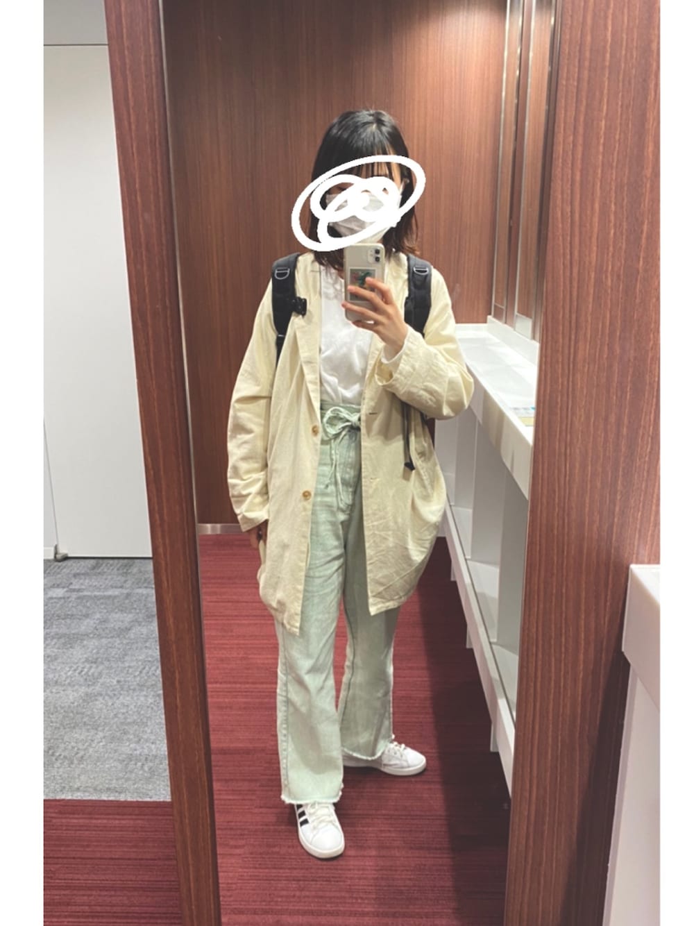 「パンツスタイル、デニムパンツ、着回しコーデ、Kastane、kastane_ootd」｜「KastaneのKastane町田店ノベルティ（トップス、ホワイト系）」を使った、なぐさん（レディース・162cm）の春コーディネートの1枚目の写真