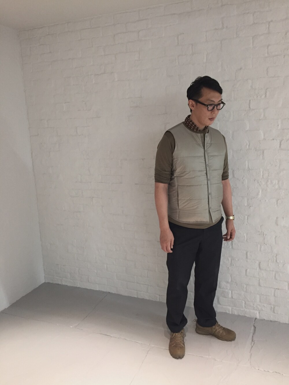 「ダウンベスト、秋のコーデ」｜「inov-8のアイテム（スニーカー、ベージュ系）」を使った、bashisukeさん（メンズ・180cm）の秋コーディネートの1枚目の写真