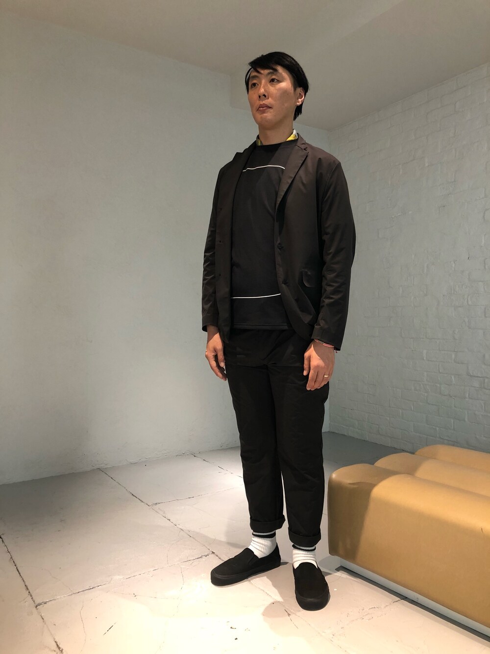「Tシャツ、キレイめ、セットアップ、カツラっぽい」｜「DESCENTE PAUSEのPACKABLE PANTS / パッカブルパンツ（スラックス、ブラック系）」を使った、bashisukeさん（メンズ・180cm）の春コーディネートの1枚目の写真
