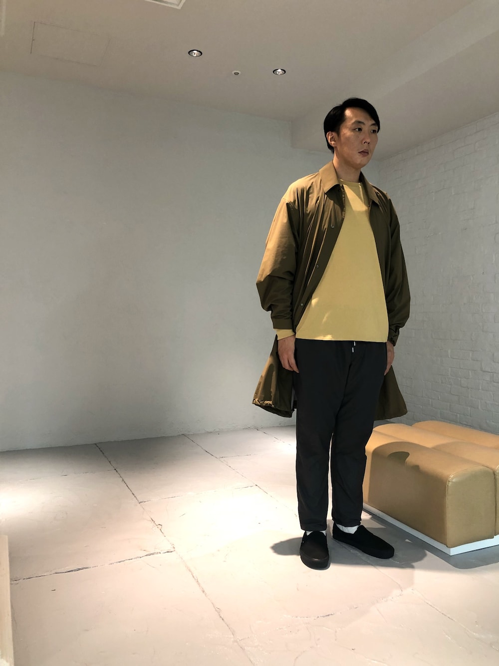 「ビッグT、ロングTシャツ、ライトコート、やっぱりカツラっぽい」｜「DESCENTE PAUSEのOVER COAT / オーバーコート（ステンカラーコート、ブラウン系）」を使った、bashisukeさん（メンズ・180cm）の春コーディネートの1枚目の写真