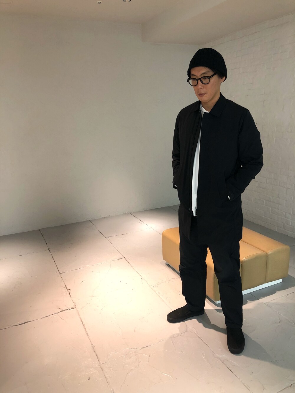 「ライトアウター、カーゴパンツ」｜「DESCENTE ALLTERRAINのアイテム（ステンカラーコート、ブラック系）」を使った、bashisukeさん（メンズ・180cm）の春コーディネートの1枚目の写真