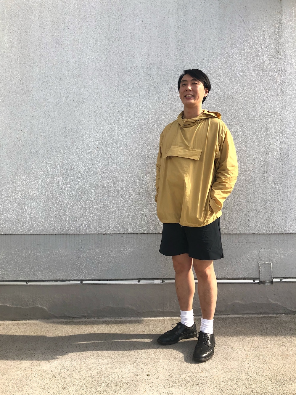 「ショートパンツ、初夏スタイル、ゆるコーデ」｜「DESCENTE PAUSEのアイテム（ブルゾン、イエロー系）」を使った、bashisukeさん（メンズ・180cm）の春コーディネートの1枚目の写真