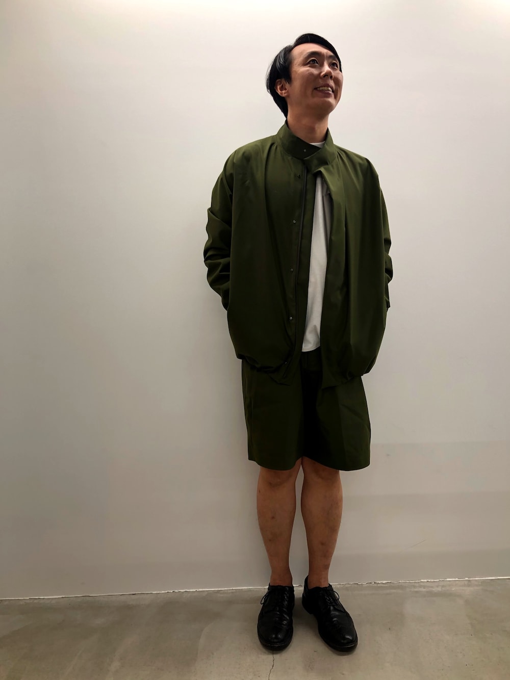 「雨の日コーデ、セットアップ、えがおのコーデ、ビッグシルエット、ショーツ、大人ショートパンツ」｜「DESCENTE PAUSEのWOOL MIX 2.5L BLOUSON / ウールミックス2.5Lブルゾン（ブルゾン、グリーン系）」を使った、bashisukeさん（メンズ・180cm）の夏コーディネートの1枚目の写真