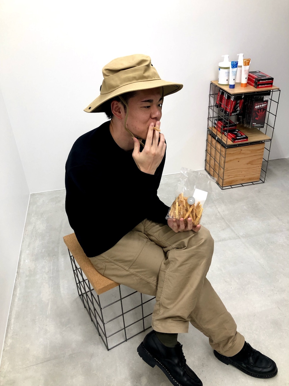 「ジョジョ立ち、タバコ、実はかりんとう」｜「DESCENTE PAUSEのアイテム（Tシャツ/カットソー、ブラック系）」を使った、bashisukeさん（メンズ・180cm）の秋コーディネートの1枚目の写真