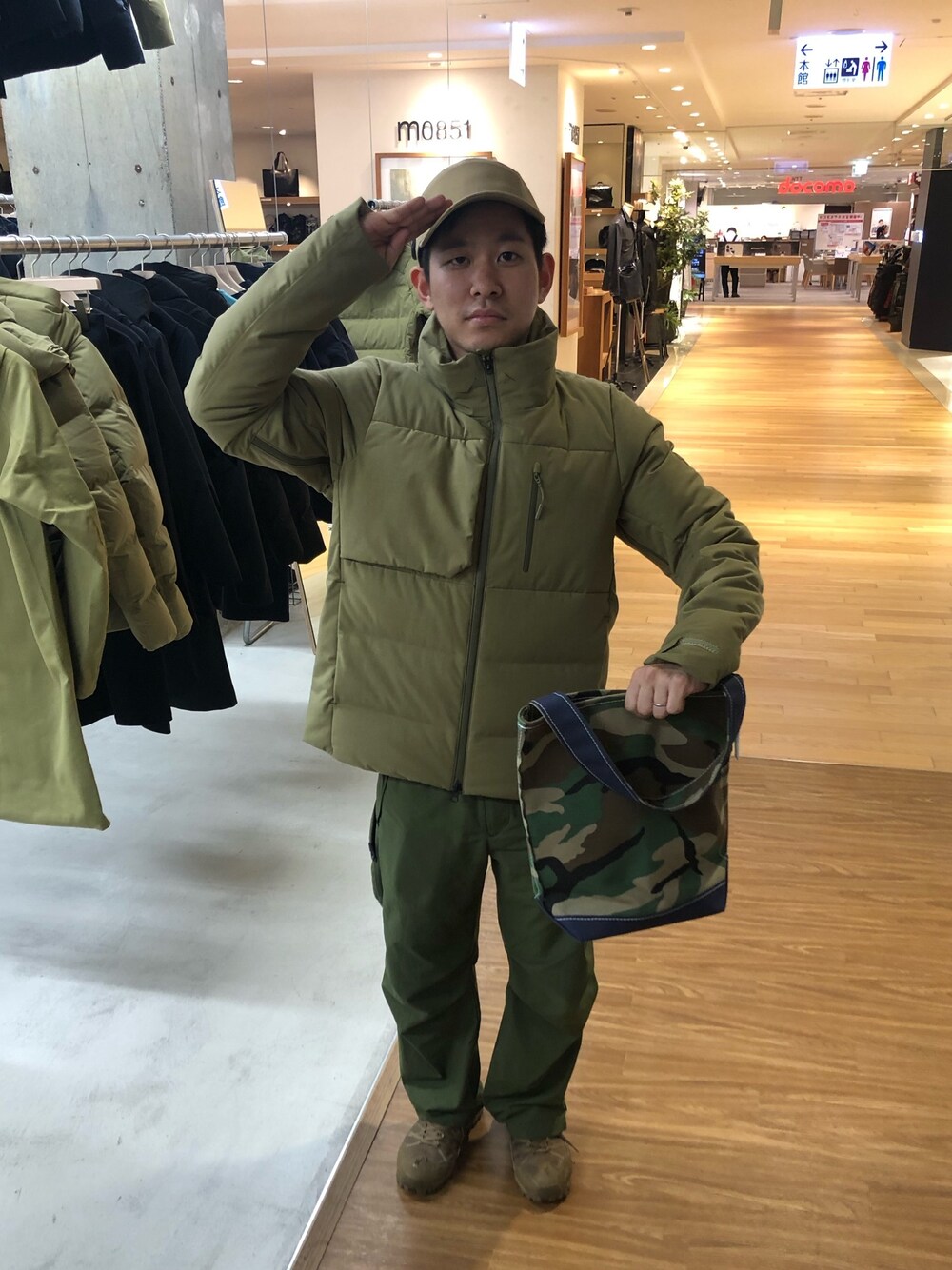 「軍人」｜「DESCENTE ALLTERRAINのアイテム（ダウンジャケット/コート、ベージュ系）」を使った、bashisukeさん（メンズ・180cm）の秋コーディネートの1枚目の写真