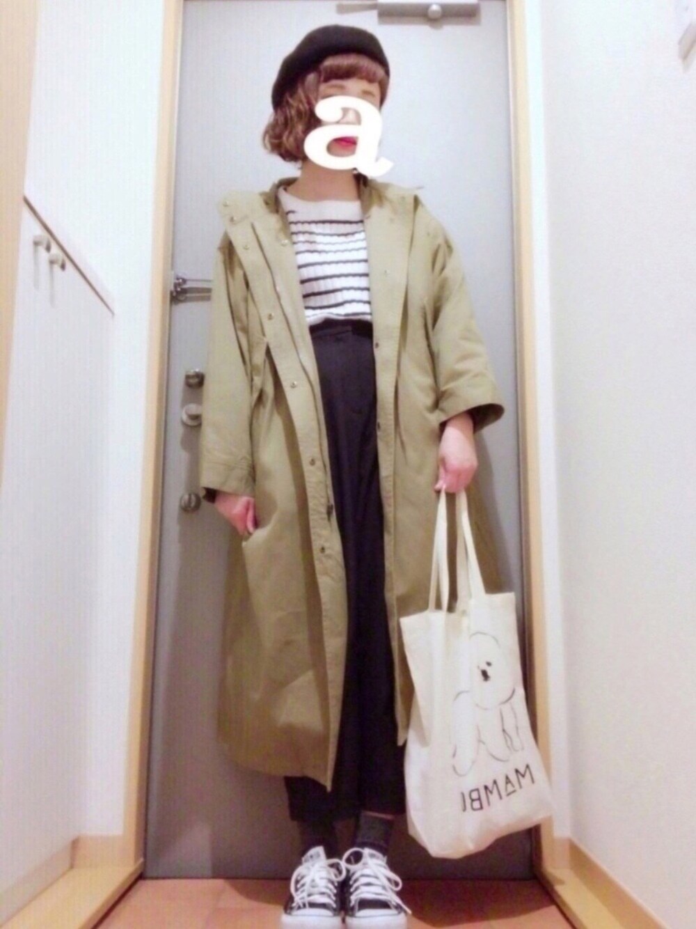 ベージュ系のその他アウター、ホワイト系のニット/セーター、その他のその他パンツを着用したレディースの冬コーディネートの1枚目の写真