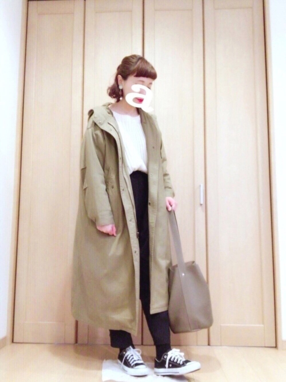 その他のその他パンツ、ベージュ系のその他アウター、ホワイト系のニット/セーターを着用したレディースの春コーディネートの1枚目の写真