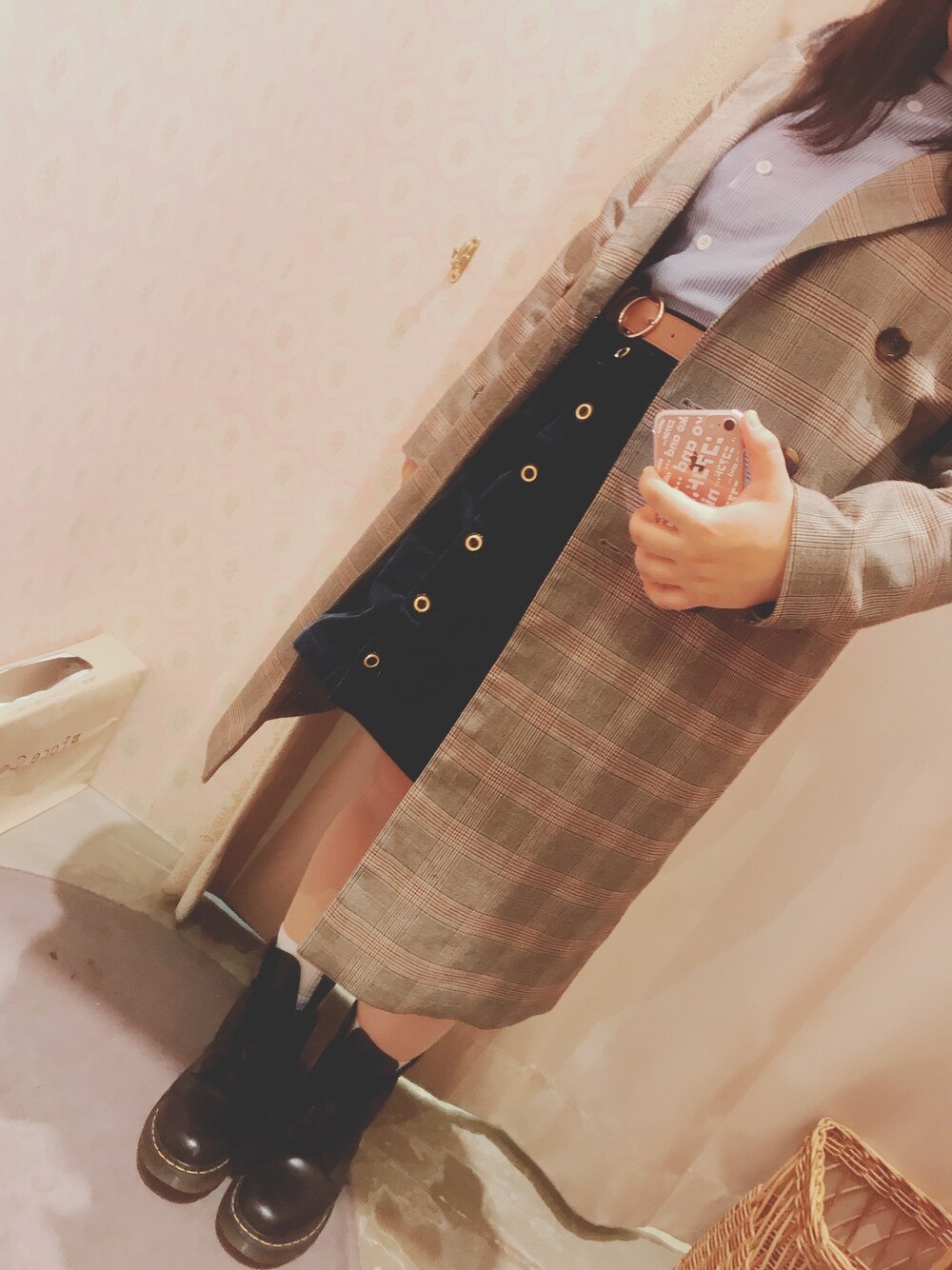 「ショッピング、グレンチェック」｜「PUNYUSの前ボタン台形スカート（スカート、ブラック系）」を使った、🍑さん（レディース・153cm）の春コーディネートの1枚目の写真