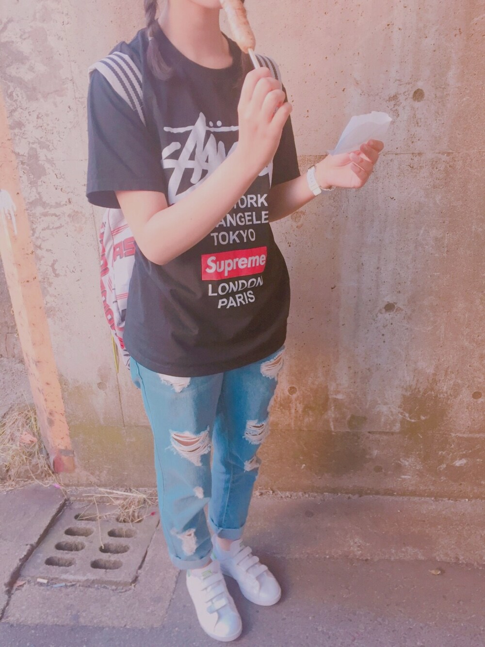「スポーツミックス、ボーイッシュ、キャップ、スタンスミス、ベルクロ、スニーカーコーデ、デニムパンツ」｜「FOREVER 21のFOREVER 21 Distressed Boyfriend Jeans（デニムパンツ、ブルー系）」を使った、まおさん（レディース・168cm）の夏コーディネートの1枚目の写真