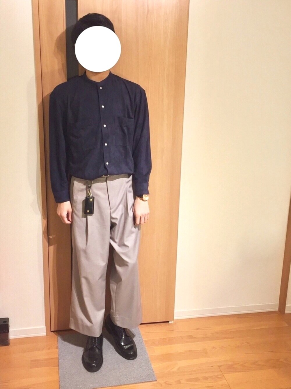 「シンプル、タックイン、ワイドタックパンツ、Uチップシューズ、春コーデ、ノーカラーシャツ、スエードシャツ」｜「JUNREDの【上質な風合い】フェイクスエードシャツ（シャツ/ブラウス、ブルー系）」を使った、お気のdogさん（メンズ・176cm）の春コーディネートの1枚目の写真
