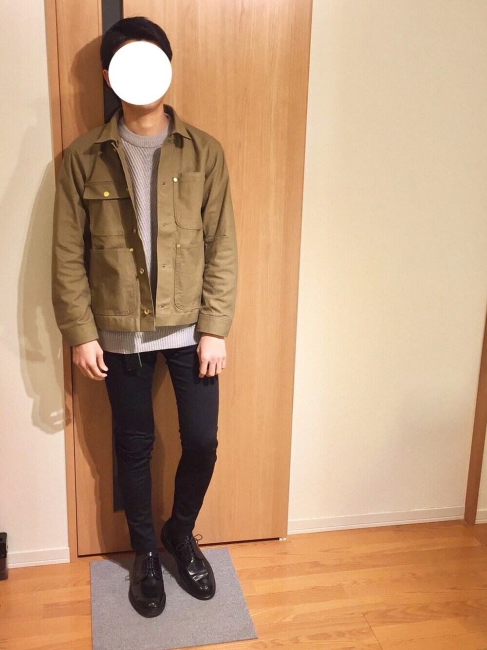 ベージュ系のカバーオール、グレー系のニット/セーター、ブラック系のその他パンツを着用したメンズの春コーディネートの1枚目の写真