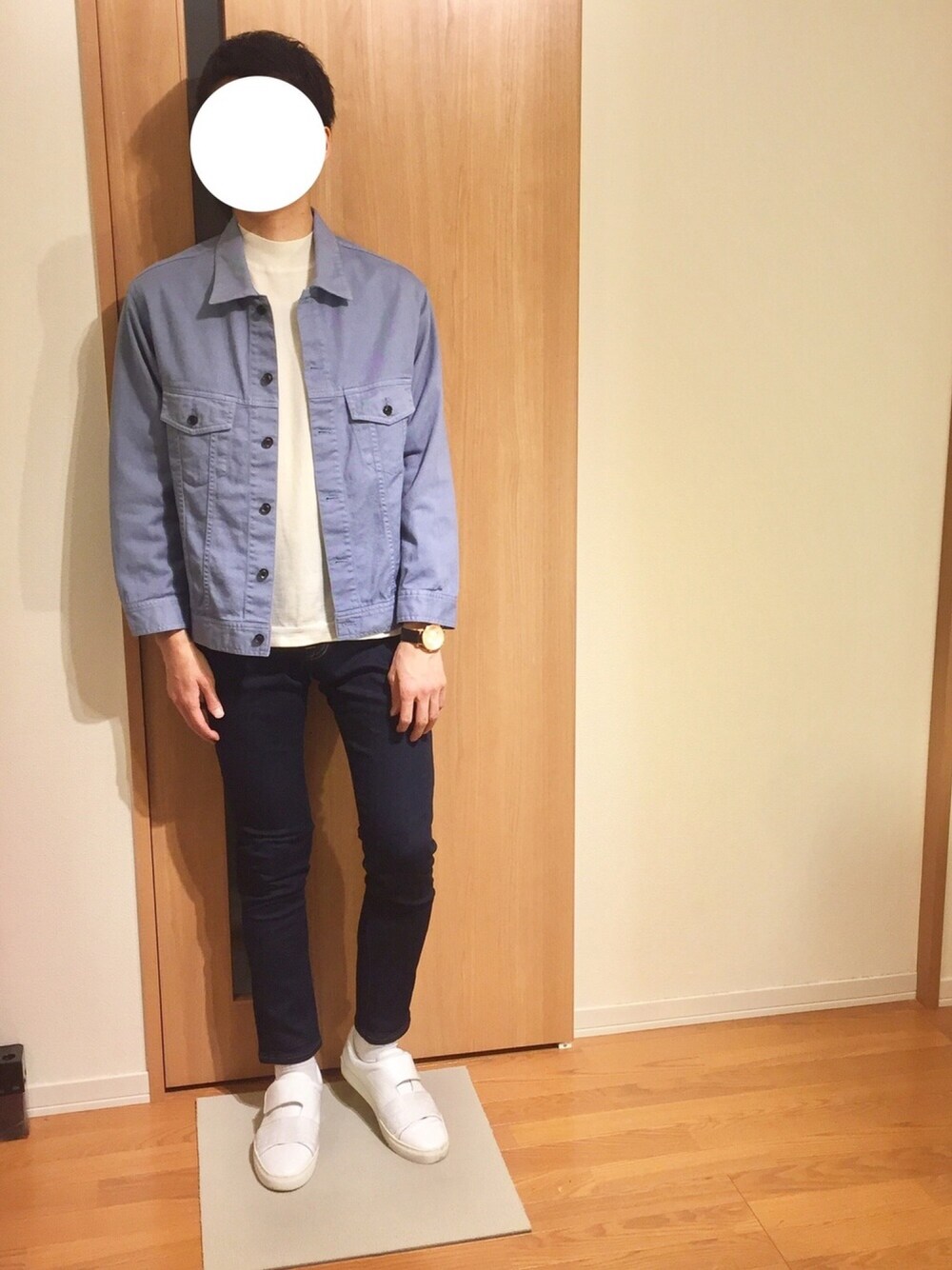 ブルー系のデニムジャケット、ホワイト系のニット/セーター、ブルー系のデニムパンツを着用したメンズの春コーディネートの1枚目の写真