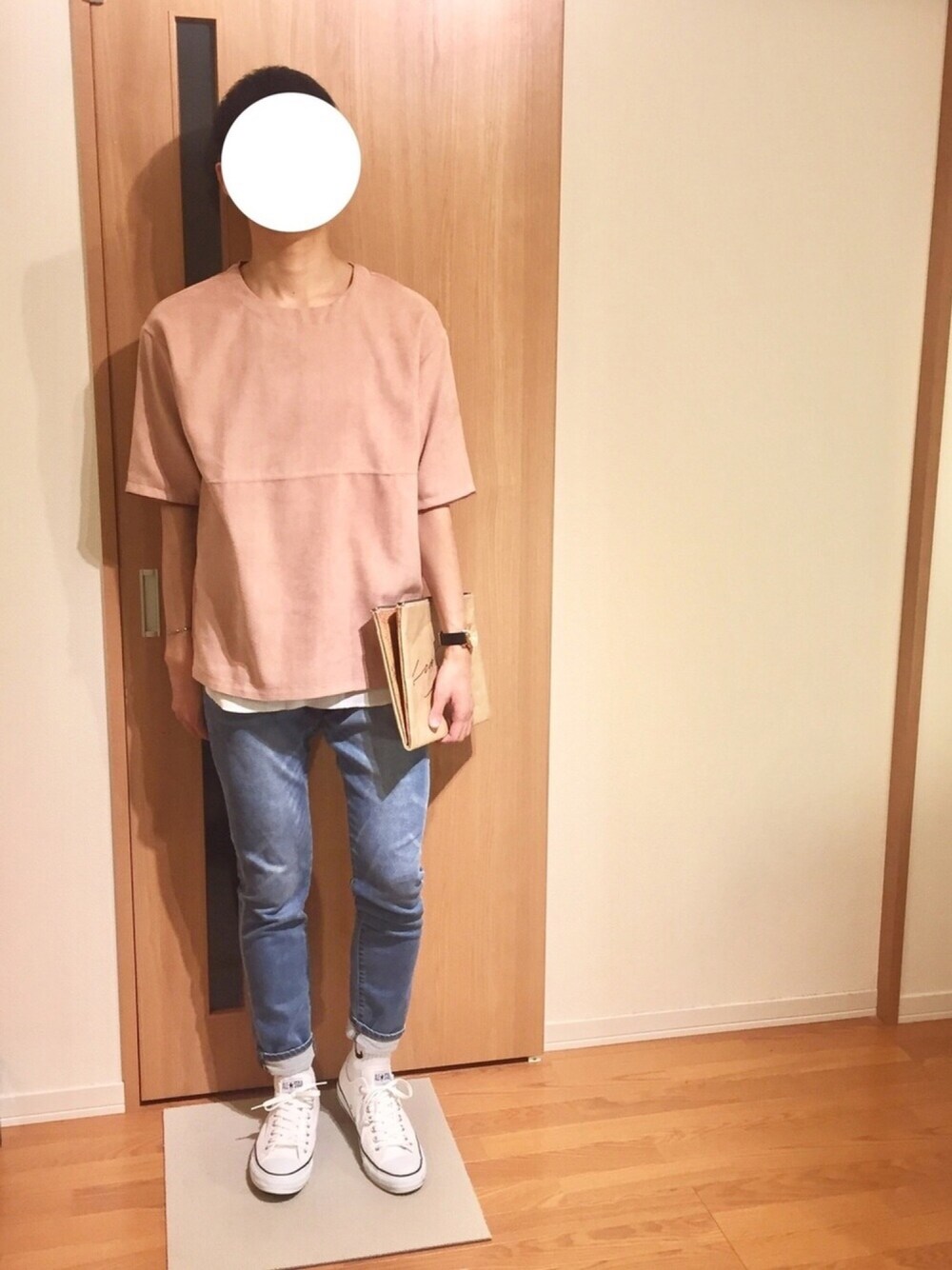 ピンク系のTシャツ/カットソー、ブラウン系のクラッチバッグ、ホワイト系のタンクトップを着用したメンズの夏コーディネートの1枚目の写真