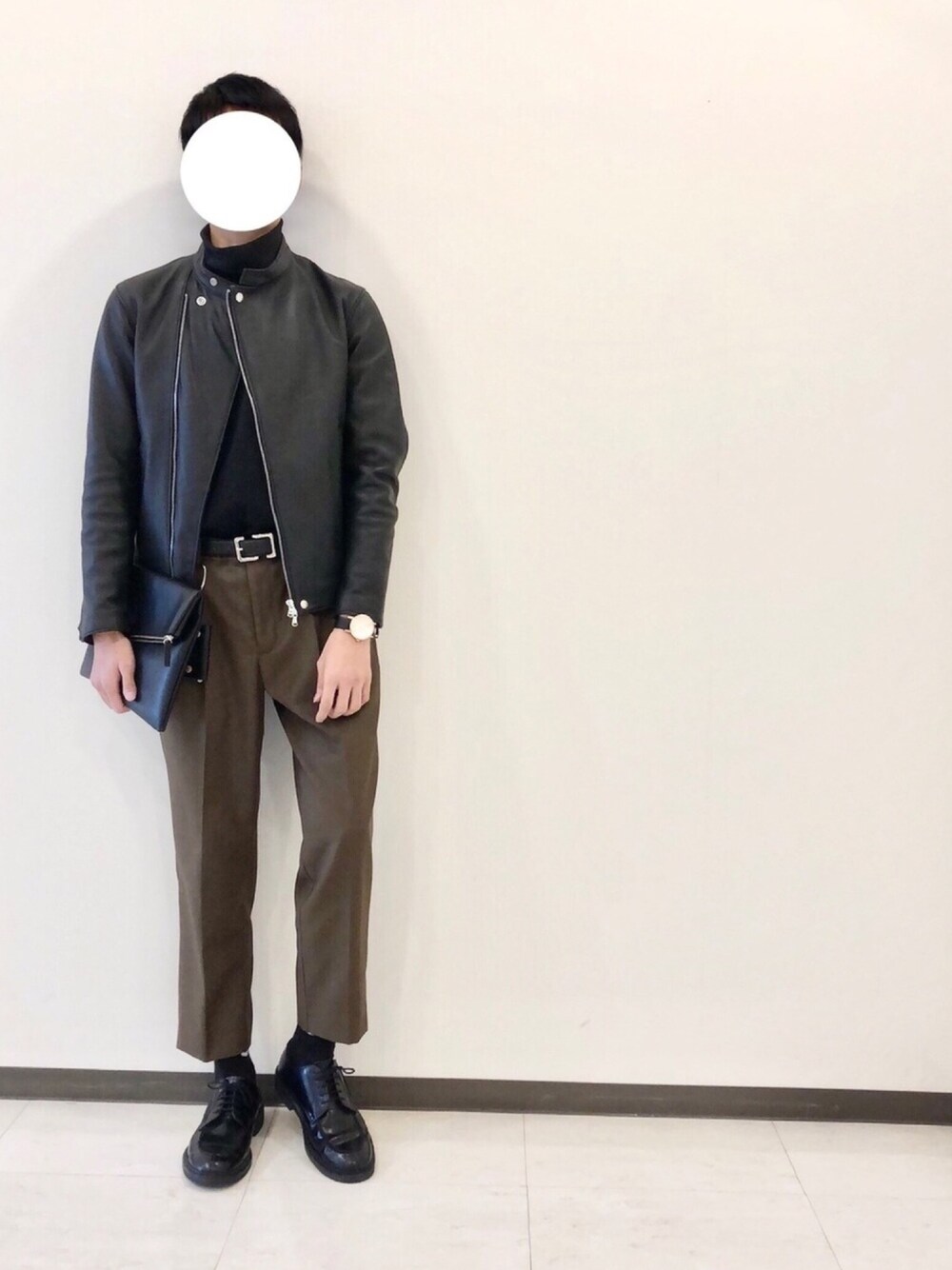 「シンプルコーデ、冬コーデ、ライダースジャケット、タートルネック、タックイン、テーパードパンツ、アンクルパンツ、クラッチバッグ」｜「BEAUTY&YOUTH UNITED ARROWSのBY シープ セミダブル ライダースジャケット（ライダースジャケット、ブラック系）」を使った、お気のdogさん（メンズ・176cm）の冬コーディネートの1枚目の写真