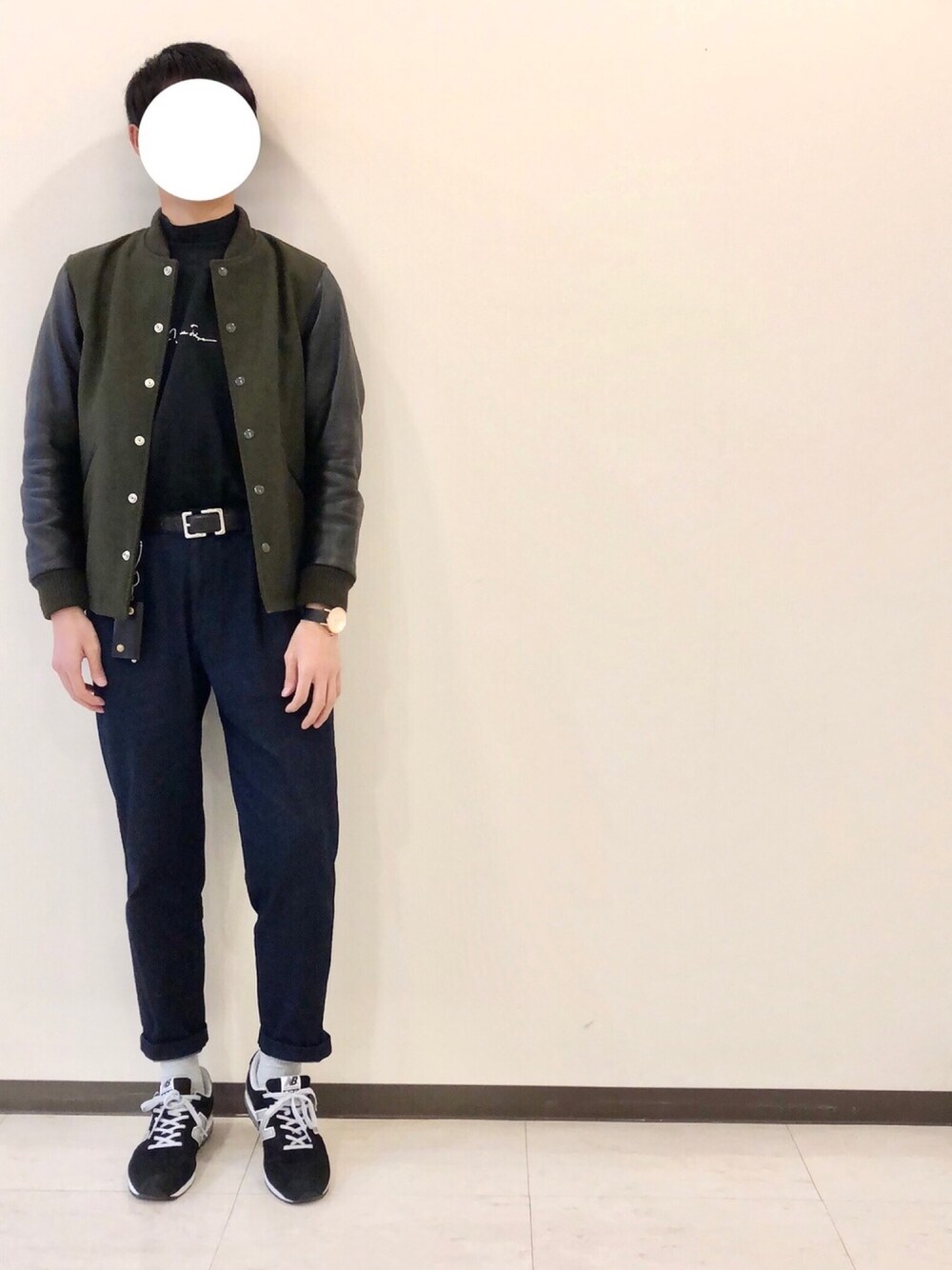 「スタジャン、レザージャケット、タックイン、スウェット、ニューバランス、シンプルコーデ、冬コーデ、モックネック、デニムパンツ」｜「FREAK'S STOREのサーモライト レザー スタジャン（スタジャン、グリーン系）」を使った、お気のdogさん（メンズ・176cm）の冬コーディネートの1枚目の写真