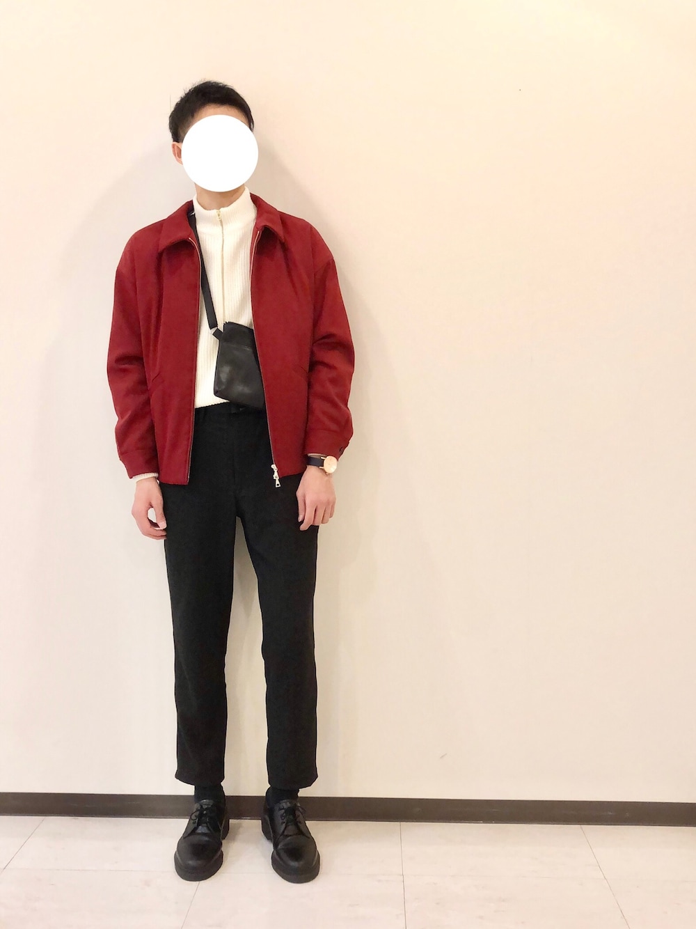 「冬コーデ、シンプルコーデ、赤、ドリズラージャケット、ハーフジップニット、タックイン、レザーサコッシュ、トラウザーパンツ、ブーツ」｜「HAREのシンサレートドリズラー(HARE)（ブルゾン、レッド系）」を使った、お気のdogさん（メンズ・176cm）の冬コーディネートの1枚目の写真