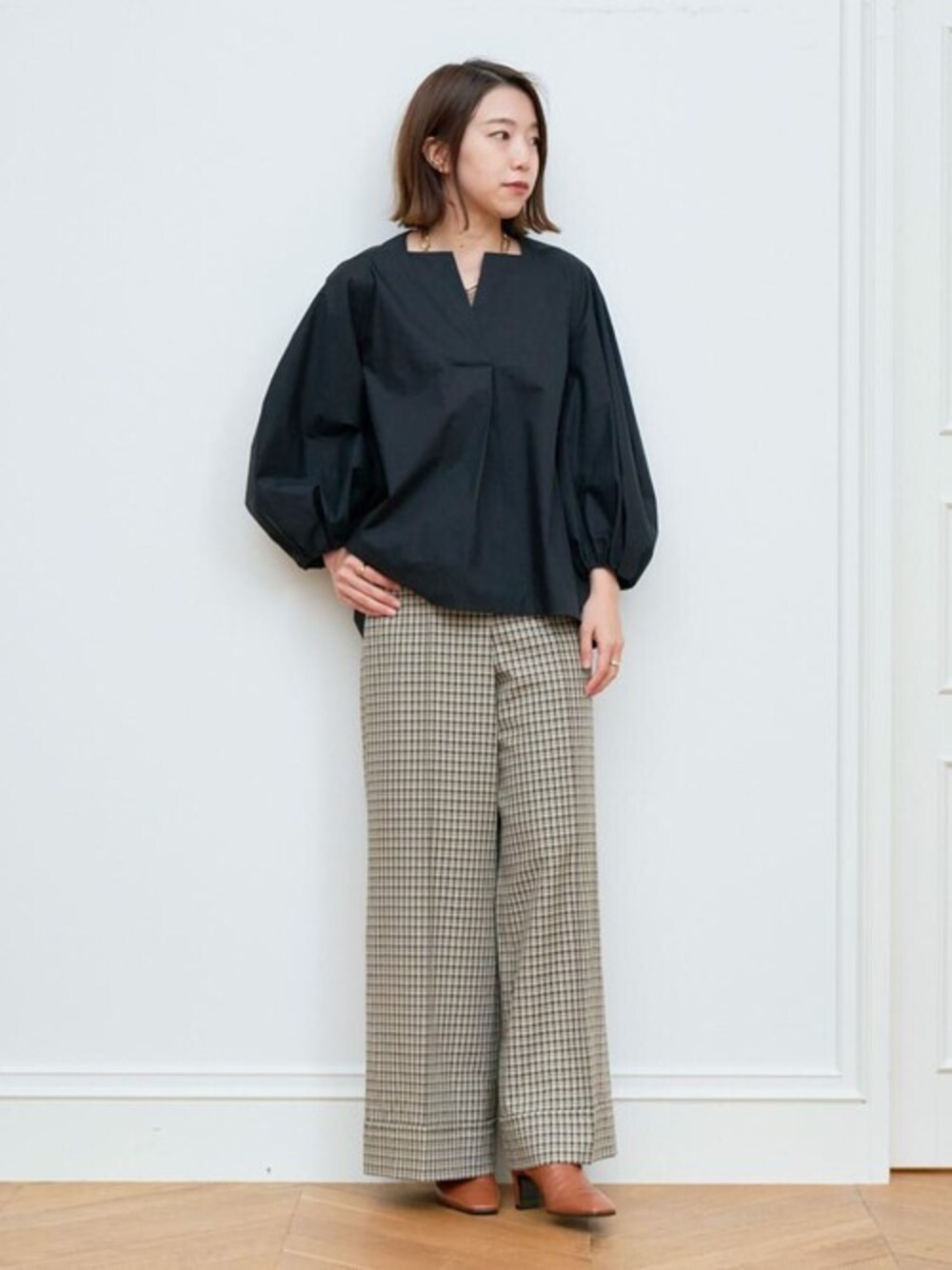 「チェック、ブラウス、ワイドパンツ、チェックパンツ、限定、秋コーデ、上品コーデ、アナイ(ANAYI)」｜「ANAYIのストレッチブロードボリュームスリーブ ブラウス（シャツ/ブラウス、ブラック系）」を使った、Wake.hさん（レディース・165cm）の秋コーディネートの1枚目の写真