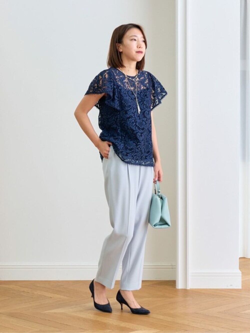 ブルー系のシャツ/ブラウス、ブルー系のハンドバッグ、ブルー系のその他パンツを着用したレディースの秋コーディネートの1枚目の写真