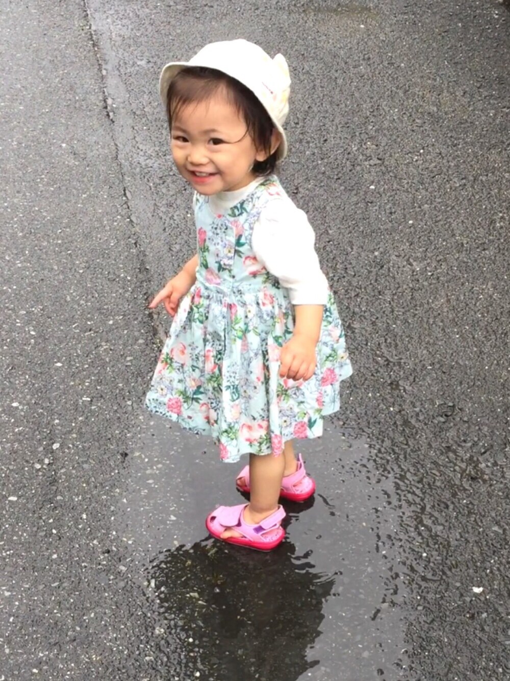 「休日スタイル、雨の日コーデ、保育園児、一歳」｜「GAPのアイテム（ワンピース、グリーン系）」を使った、fuuさん（キッズ・80cm）の夏コーディネートの1枚目の写真
