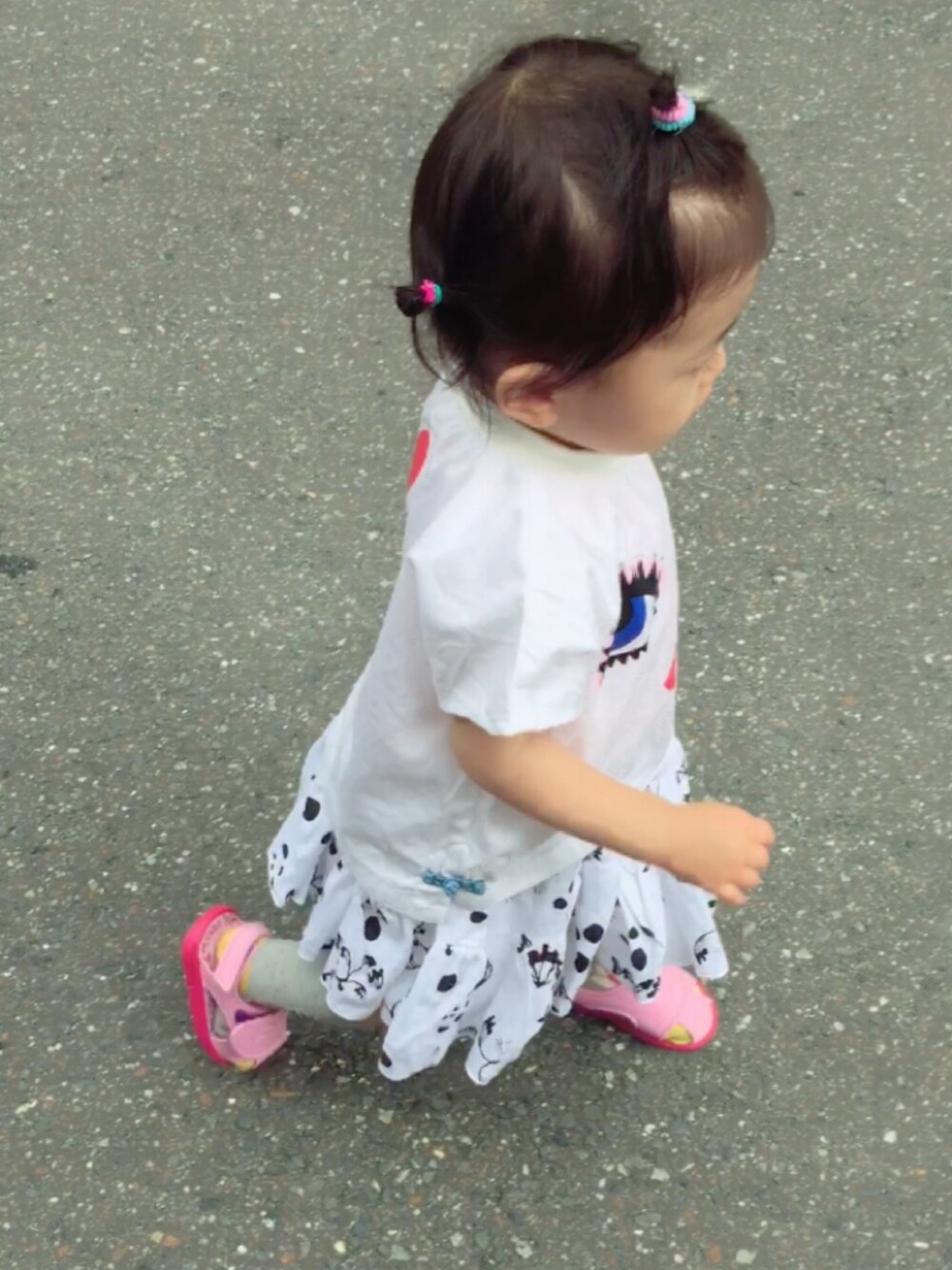 「休日スタイル、お散歩♪、保育園児、女の子、マーキーズ、一歳」｜「MARKEY'Sのしましま君ソックス (9-13・14-18cm)     （ソックス/靴下、グレー系）」を使った、fuuさん（キッズ・80cm）の夏コーディネートの1枚目の写真