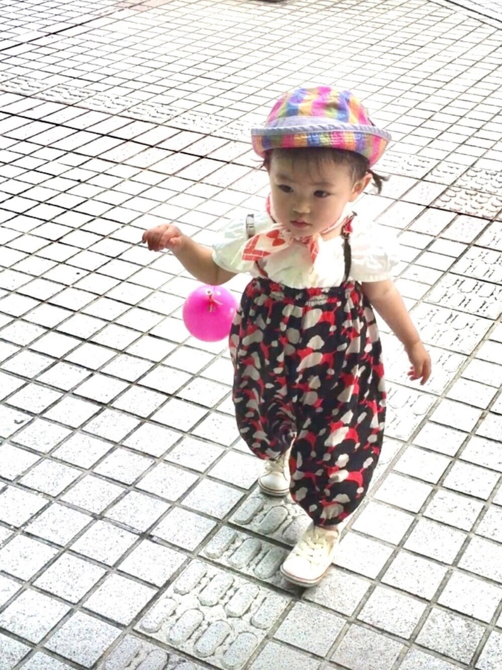 「お祭り、ヨーヨー、暑さ対策、熱中症にご用心！、帽子必須、一歳、女の子、cruzキッズ」｜「HOGAN RANCH WEARのサルエルサロペット プードル (ＸＳ～Ｍ)（サロペット/オーバーオール、ブラック系）」を使った、fuuさん（キッズ・80cm）の夏コーディネートの1枚目の写真