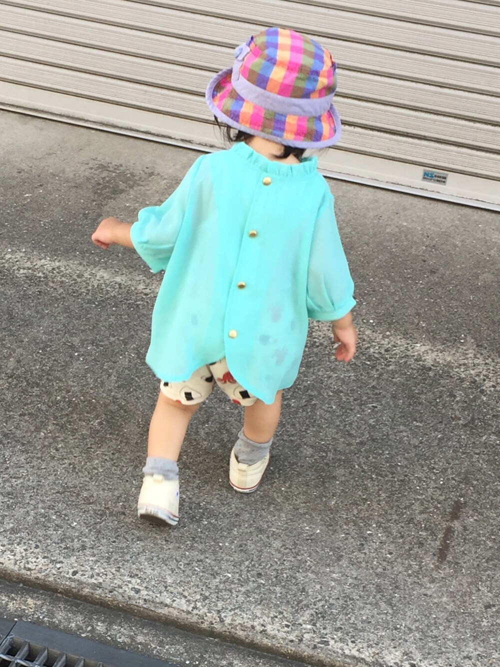 「ゆったりコーデ、女の子、散歩、夕暮れ時、オフの日コーデ、マーキーズ」｜「CALMIAのシフォンブラウス (80～120cm)（シャツ/ブラウス、ブルー系）」を使った、fuuさん（キッズ・80cm）の秋コーディネートの1枚目の写真