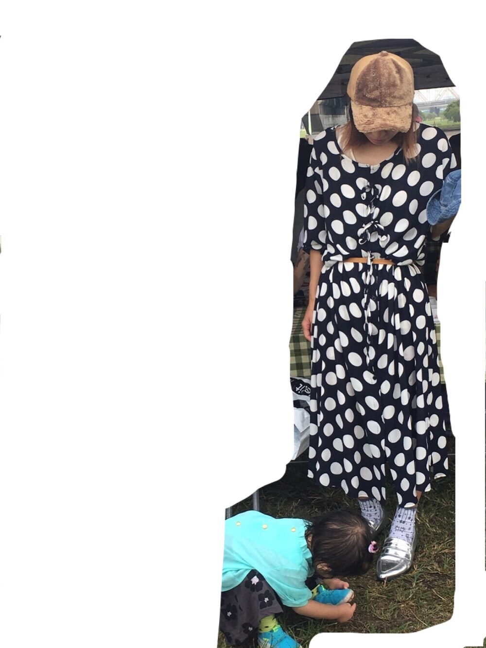 「休日スタイル、雨の日コーデ、バーベキュー、ママ、ママ美容師」｜「MERLOTのドット柄ガウンワンピース7058（ワンピース、ブルー系）」を使った、fuuさん（レディース・158cm）の秋コーディネートの1枚目の写真