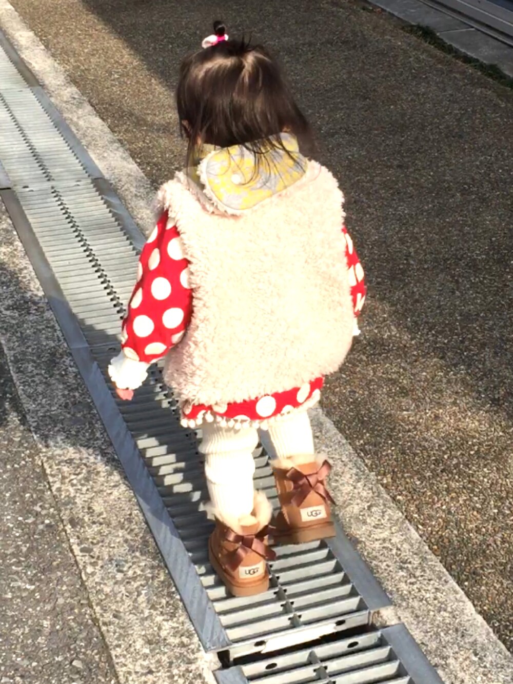 「クリスマス、クリスマスカラー、一歳、女の子、休日スタイル」｜「Handmadeのアイテム（ベスト、ベージュ系）」を使った、fuuさん（キッズ・80cm）の冬コーディネートの1枚目の写真
