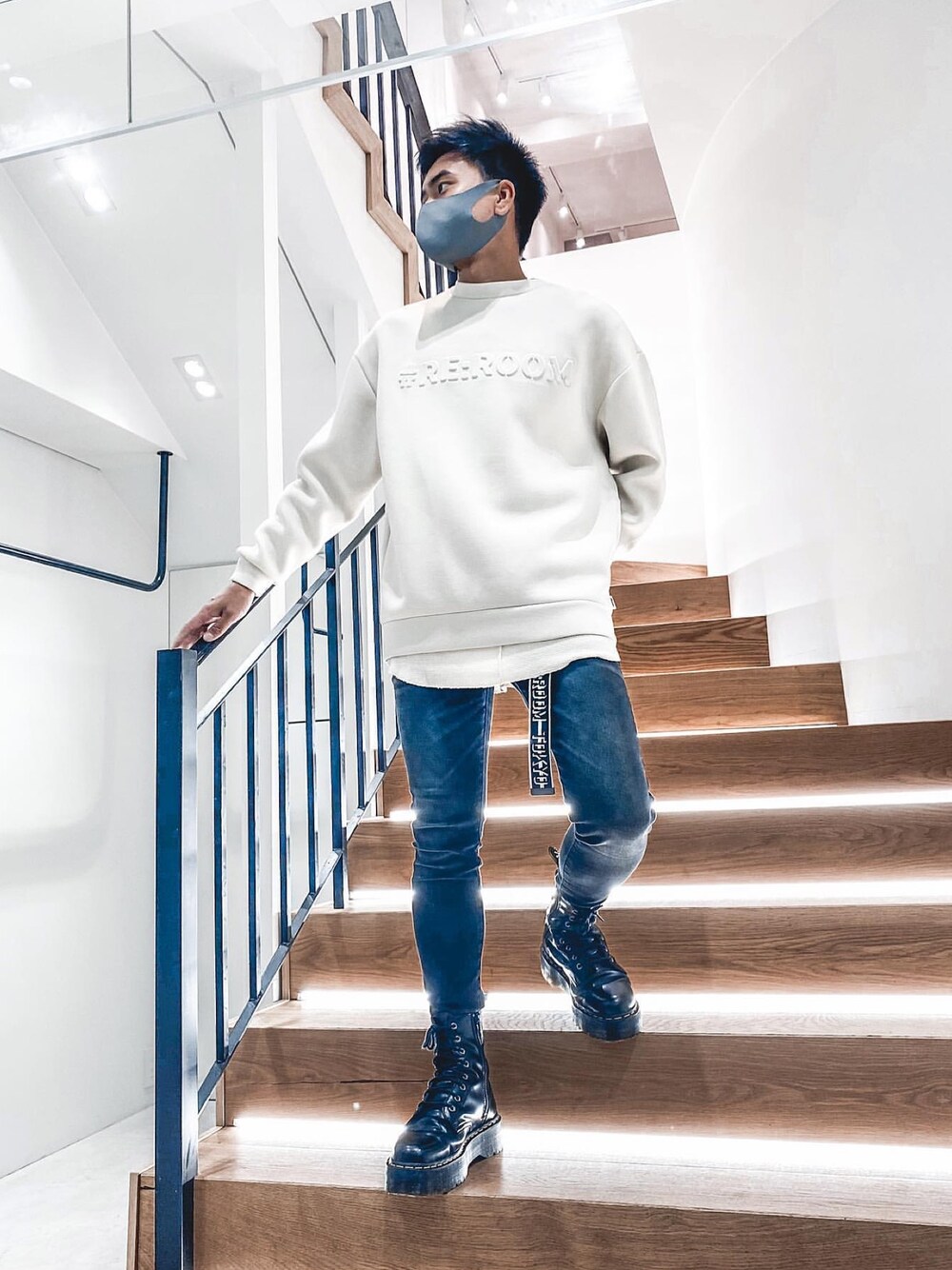 ホワイト系のTシャツ/カットソー、ブラック系のデニムパンツ、ブラック系のベルトを着用したメンズの秋コーディネートの1枚目の写真