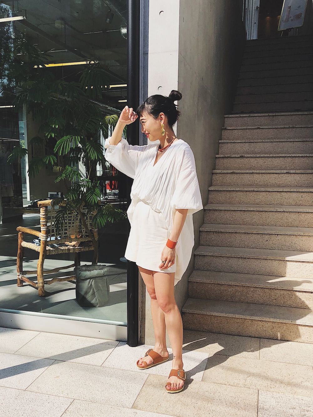「Chaos_tokyo、カジュアルコーデ、オトナカジュアル、夏コーデ、outfit、fashion、白」｜「Chaosのエアータックブラン7分袖ブラウス（トップス、ホワイト系）」を使った、YUKIKO さん（レディース・169cm）の春コーディネートの1枚目の写真