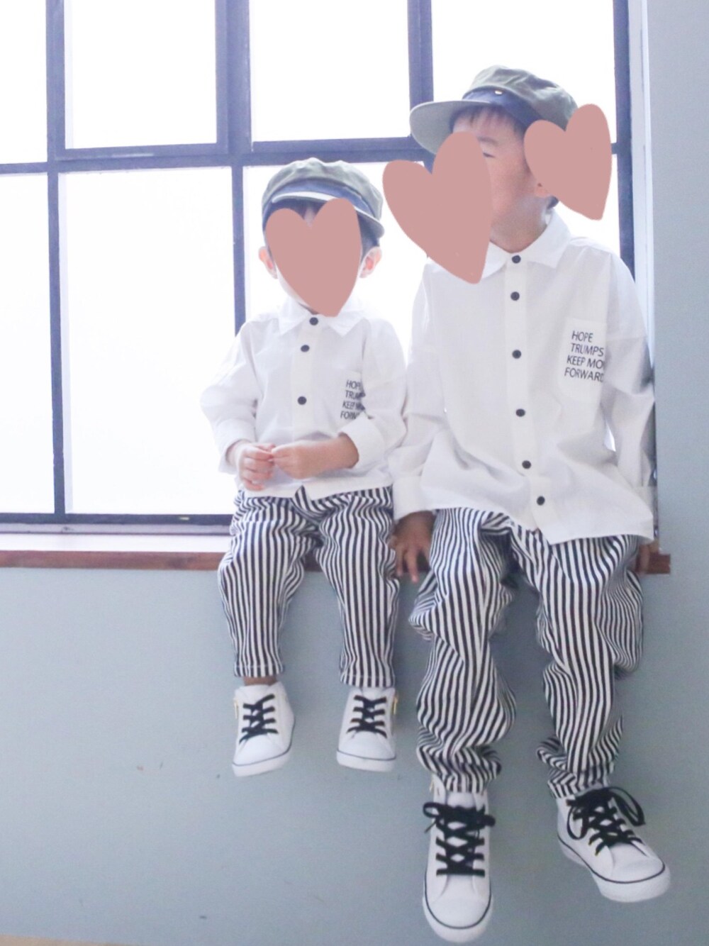 「キッズファッション、おとこのこ、5歳、1歳、コンバース、男の子、男の子コーデ、男の子兄弟」｜「BRANSHESのポケット刺繍長袖シャツ（シャツ/ブラウス、ホワイト系）」を使った、Nana…Haku…‪‪さん（キッズ・90cm）の秋コーディネートの1枚目の写真