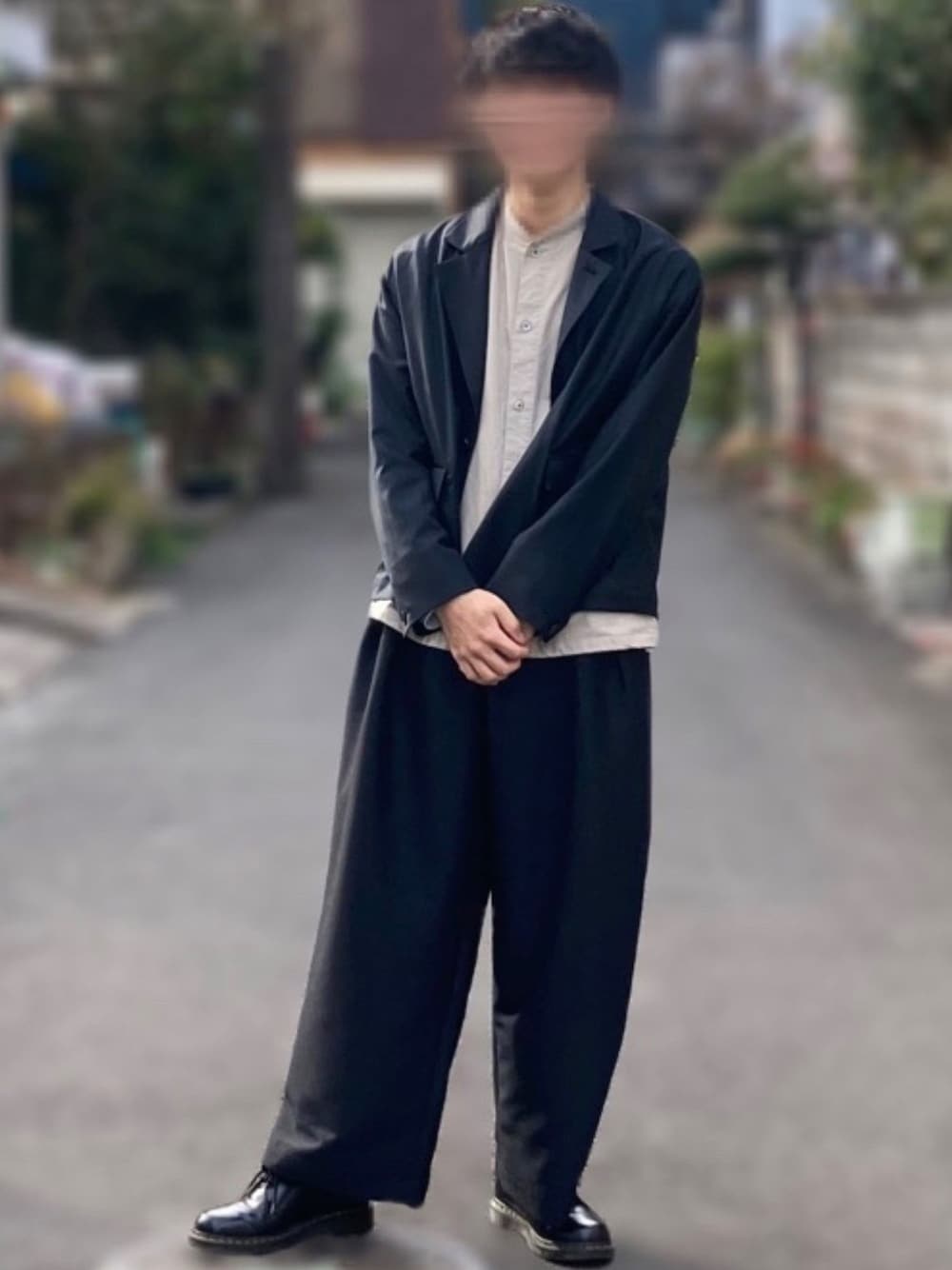 「黒コーデ、ドクターマーチン、juha、メゾンスペシャル」｜「juhaのSHADOW STRIPE SHORT JACKET（テーラードジャケット、ブラック系）」を使った、てんぱのさん（メンズ・168cm）の春コーディネートの1枚目の写真