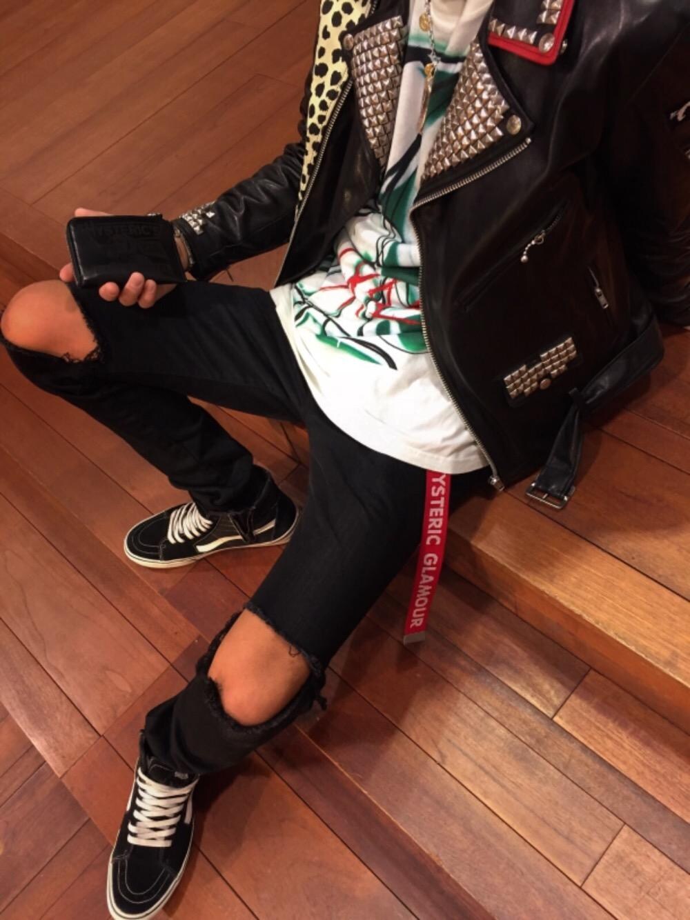 「レザー、ライダース、ロック、ブラックコーデ、クラッシュパンツ、ダメージデニム、ダブルライダース、ヒステリックグラマー、スタッズレザー、ビッグサイズコーデ」｜「HYSTERIC GLAMOURのLOGO テープベルト（ベルト、レッド系）」を使った、京都くんさん（メンズ・172cm）の冬コーディネートの1枚目の写真