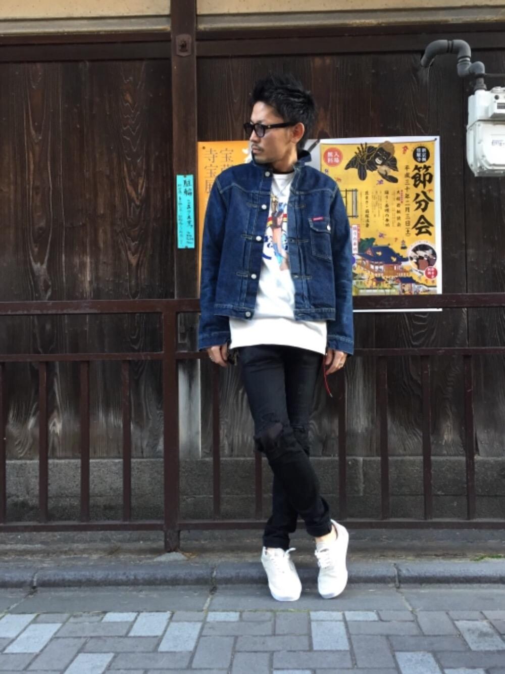 「デニム、トレンド、ライダース、スニーカーコーデ、春コーデ、ﾌﾞﾗｯｸﾊﾟﾝﾂ、ヒステリックグラマー、プレイボーイ、レザーコーデ、ビッグサイズコーデ」｜「HYSTERIC GLAMOURのWNB加工デニム 1ST TYPE Gジャン（デニムジャケット、ブルー系）」を使った、京都くんさん（メンズ・172cm）の冬コーディネートの1枚目の写真