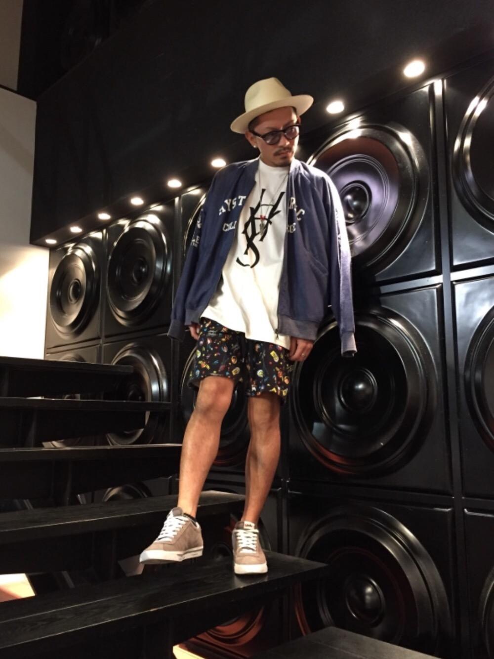 「スウェットパンツ、セットアップ、ショートパンツ、ストリート、ハーフパンツ、夏コーデ、ラフコーデ、パナマハット、ヒステリックグラマー、海コーデ」｜「HYSTERIC GLAMOURのBRING OUT THE DEADプリントブルゾン（ブルゾン、ブルー系）」を使った、京都くんさん（メンズ・172cm）の春コーディネートの1枚目の写真