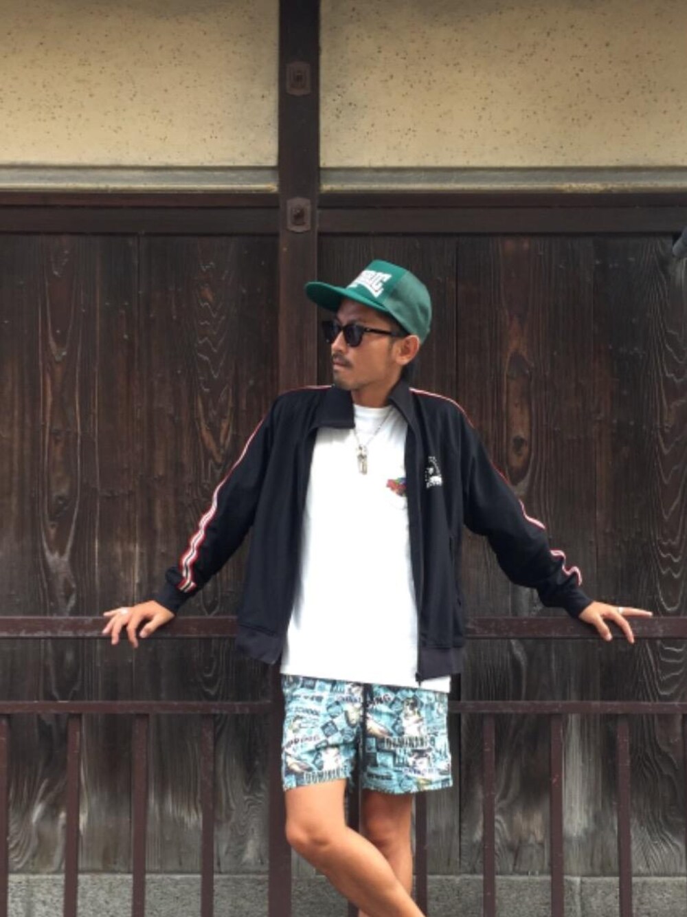 「カジュアル、シンプル、コラボ、ストリート、ハーフパンツ、水着、夏コーデ、スイムパンツ、ヒステリックグラマー、ジャージコーデ」｜「HYSTERIC GLAMOURのSPORTS LOGO プリント メッシュキャップ（キャップ、グリーン系）」を使った、京都くんさん（メンズ・172cm）の夏コーディネートの1枚目の写真