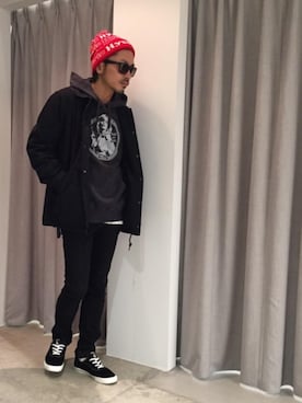 スニーカーを使った ブラックスリムパンツ のメンズ人気ファッションコーディネート Wear