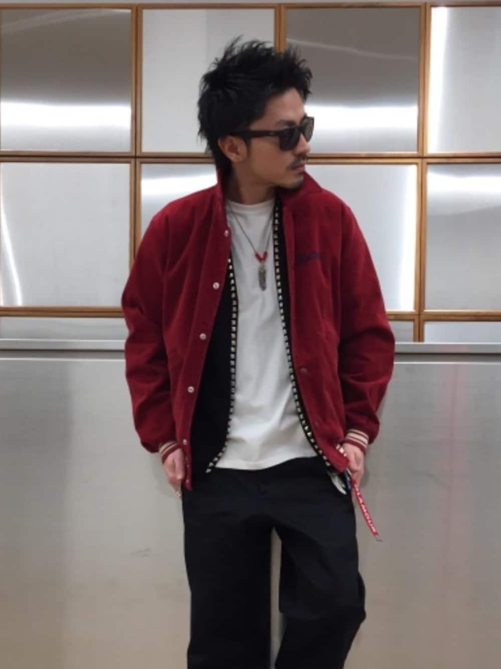 「ニット、スタジャン、カジュアル、シンプル、ストリート、大人カジュアル、ワイドパンツ、春コーデ、ミリタリーパンツ、90'sスタイル」｜「HYSTERIC GLAMOURのLOGO テープベルト（ベルト、レッド系）」を使った、京都くんさん（メンズ・172cm）の春コーディネートの1枚目の写真