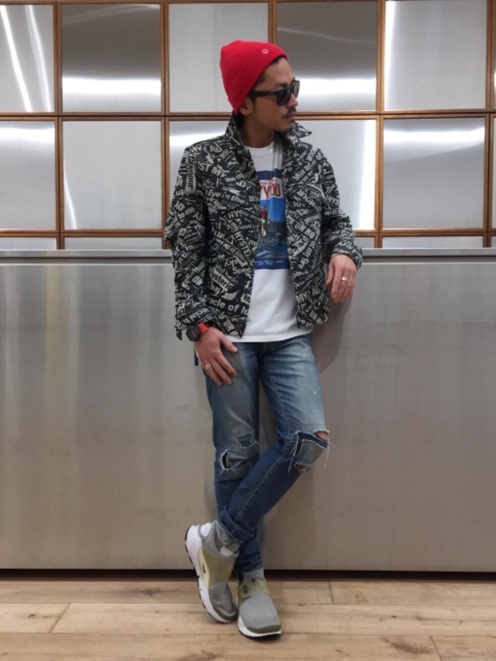 ブルー系のデニムパンツ、ブルー系のデニムジャケット、ホワイト系のTシャツ/カットソーを着用したメンズの春コーディネートの1枚目の写真