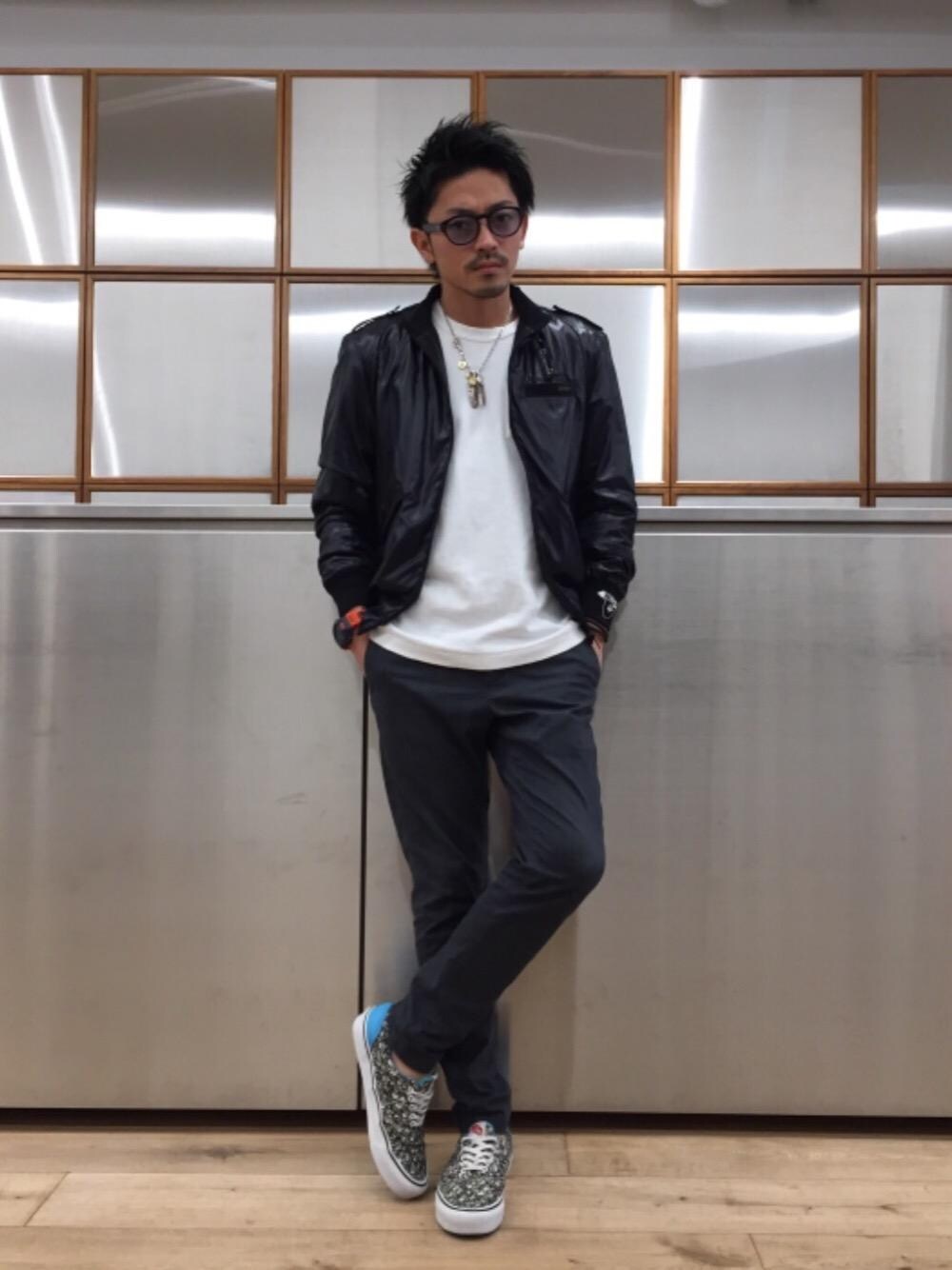 ブラック系のブルゾン、ホワイト系のTシャツ/カットソー、グレー系のその他パンツを着用したメンズの春コーディネートの1枚目の写真