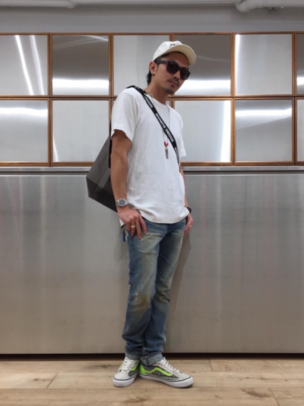 「デニム、カジュアル、シンプル、Tシャツ、ストリート、ショルダーバック、夏コーデ、ヒステリックグラマー、ビニールバック、RAIN ITEM」｜「HYSTERIC GLAMOURのHYS SYMBOL LOGO 刺繍キャップ（キャップ、ホワイト系）」を使った、京都くんさん（メンズ・172cm）の夏コーディネートの1枚目の写真