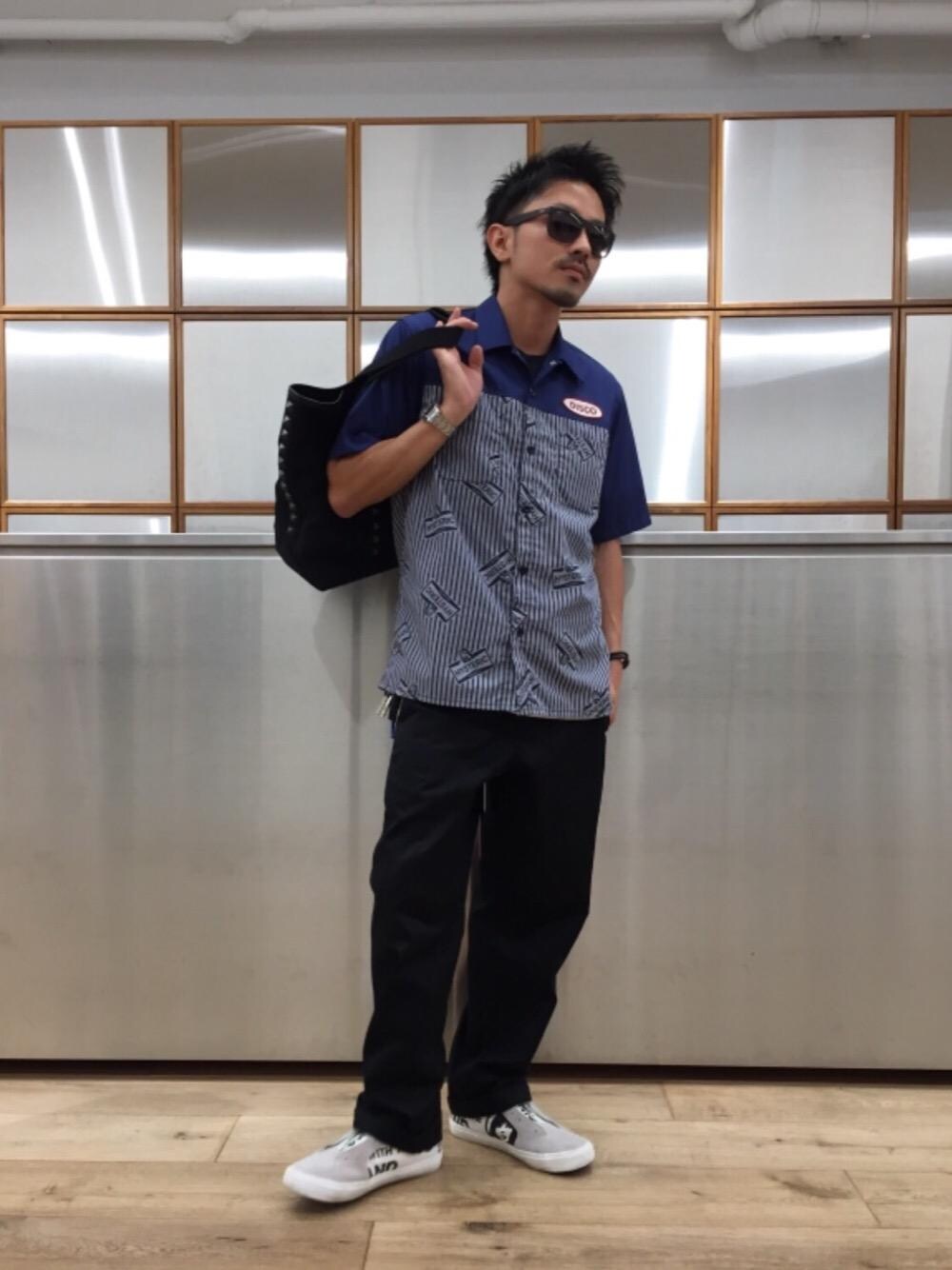 「スニーカー、カジュアル、ストリート、トートバック、総柄、ワイドパンツ、夏コーデ、半袖シャツ、90'sスタイル、エンジニアシャツ」｜「HYSTERIC GLAMOURのSTUDS CANVAS トート（トートバッグ、ブラック系）」を使った、京都くんさん（メンズ・172cm）の夏コーディネートの1枚目の写真
