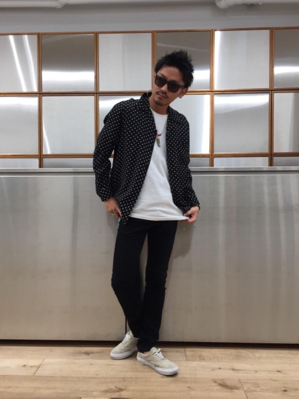 ブラック系のデニムパンツ、ブラック系のシャツ/ブラウス、ホワイト系のTシャツ/カットソーを着用したメンズの夏コーディネートの1枚目の写真