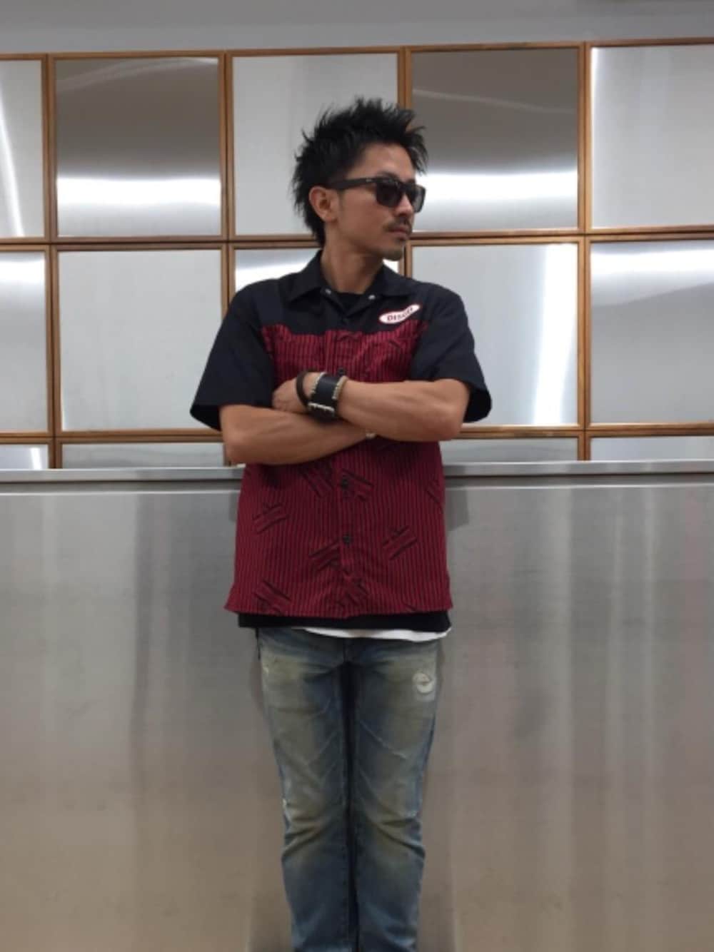 「デニム、カジュアル、シンプル、ストリート、夏コーデ、半袖シャツ、ヒステリックグラマー、ワッペンシャツ、エンジニアシャツ」｜「HYSTERIC GLAMOURのHYS WOMAN pt Tシャツ（Tシャツ/カットソー、ホワイト系）」を使った、京都くんさん（メンズ・172cm）の夏コーディネートの1枚目の写真