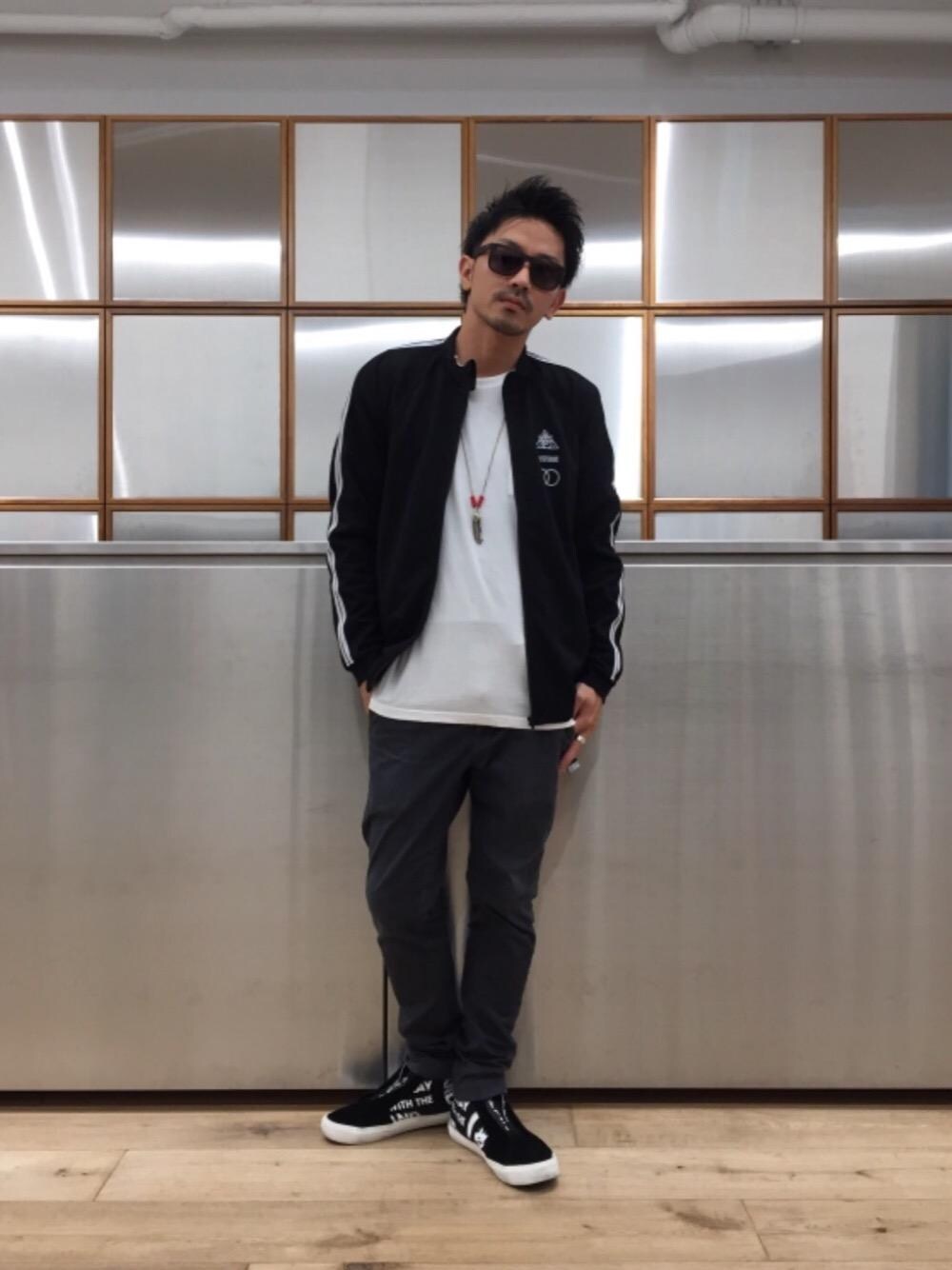 「スニーカー、カジュアル、アウトドア、ストリート、ジャージ、ストレッチパンツ、ラフ、90'sスタイル、ポケ」｜「HYSTERIC GLAMOURのISKO ノータックテーパードパンツ（その他パンツ、グレー系）」を使った、京都くんさん（メンズ・172cm）の夏コーディネートの1枚目の写真